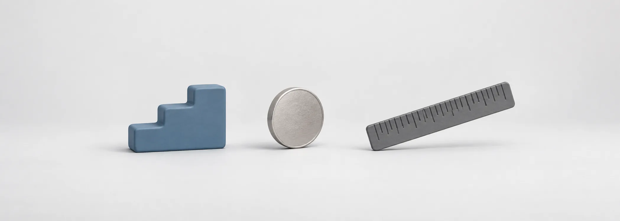 A blue rising step, a separate silver coin and a graphite ruler represent growth, deposits and measuring returns.